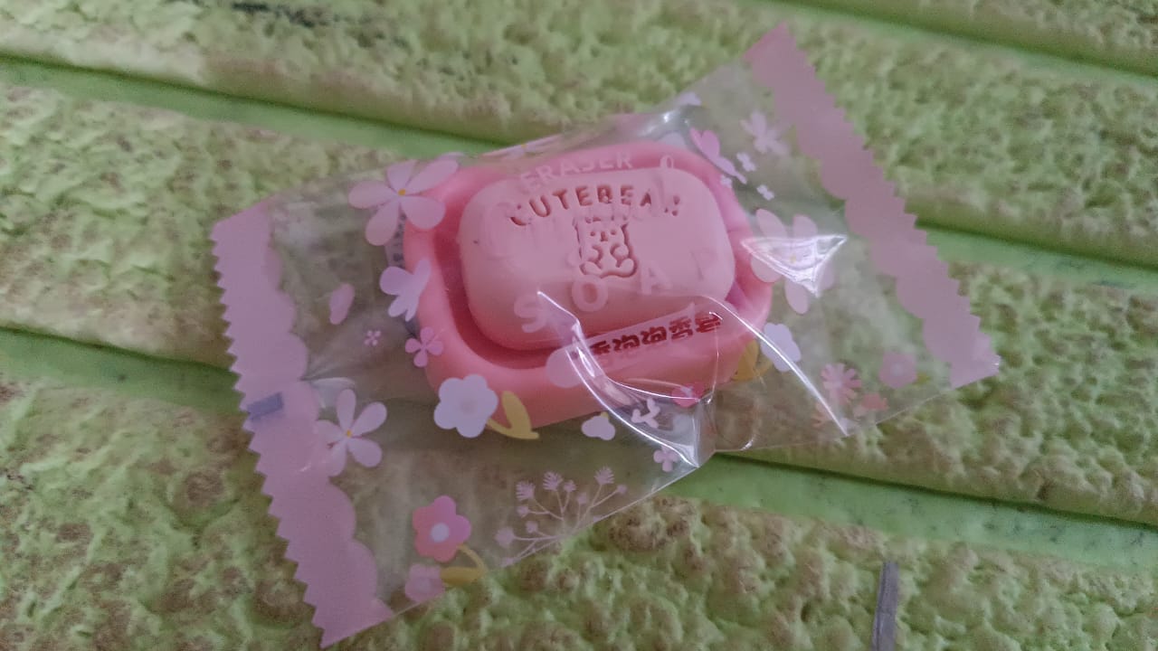 Cute Soap Shaped Erasers With Plastic Case (1 Pc / With Case) Cute Soap Shaped Erasers With Plastic Case (1 Pc / With Case)